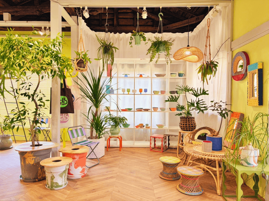 東京・曳舟の実店舗、2階建て100㎡の広々とした店内。植物、テーブルウェア、ホームアクセサリーなどを実際に手に取りながら選べる空間。