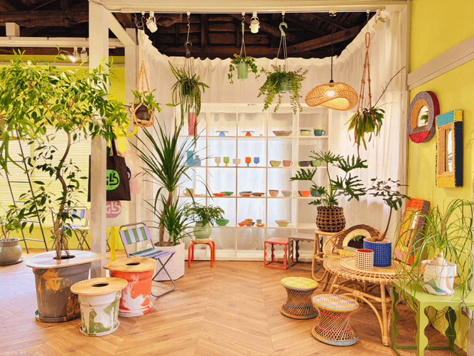 東京・曳舟の実店舗、2階建て100㎡の広々とした店内。植物、テーブルウェア、ホームアクセサリーなどを実際に手に取りながら選べる空間。