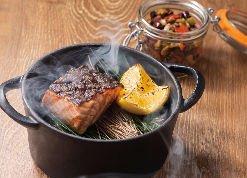 「ココットで燻したサーモンのグリル タプナードソース」