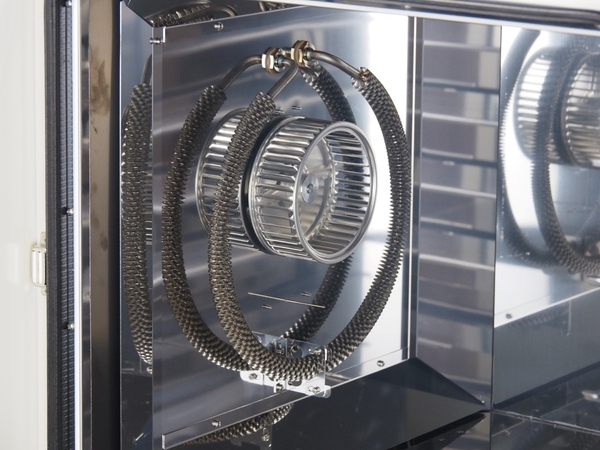 側面の設置構造で各段へ効率よく温風が流れていきます。 ※写真撮影のためユニットカバーを外していますが、実際は安全のためカバーしています。