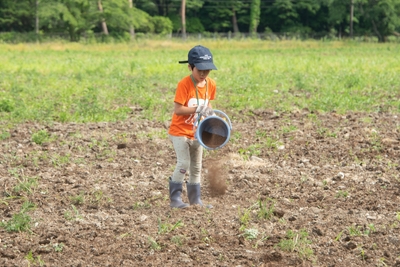石拾いや肥料まき 循環型酪農の工程体験