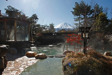 山梨県・鳴沢村【富士眺望の湯ゆらり】 世界遺産の富士山と紅葉と眺めながら温泉を満喫！