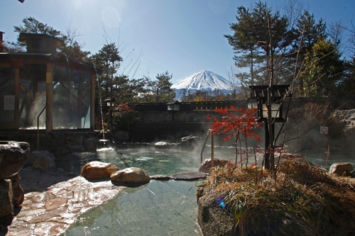 紅葉と富士山を眺めながら温泉をお楽しみください。