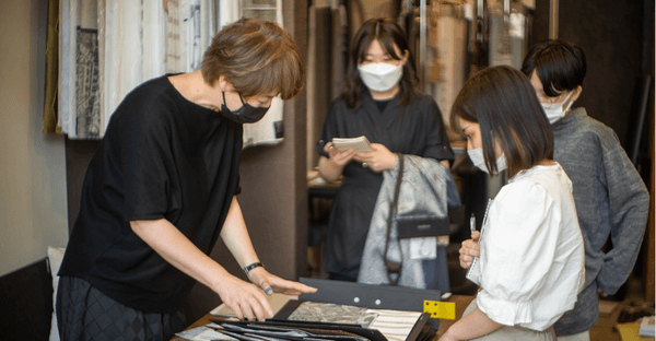 株式会社インテリアホソイで打ち合わせの様子