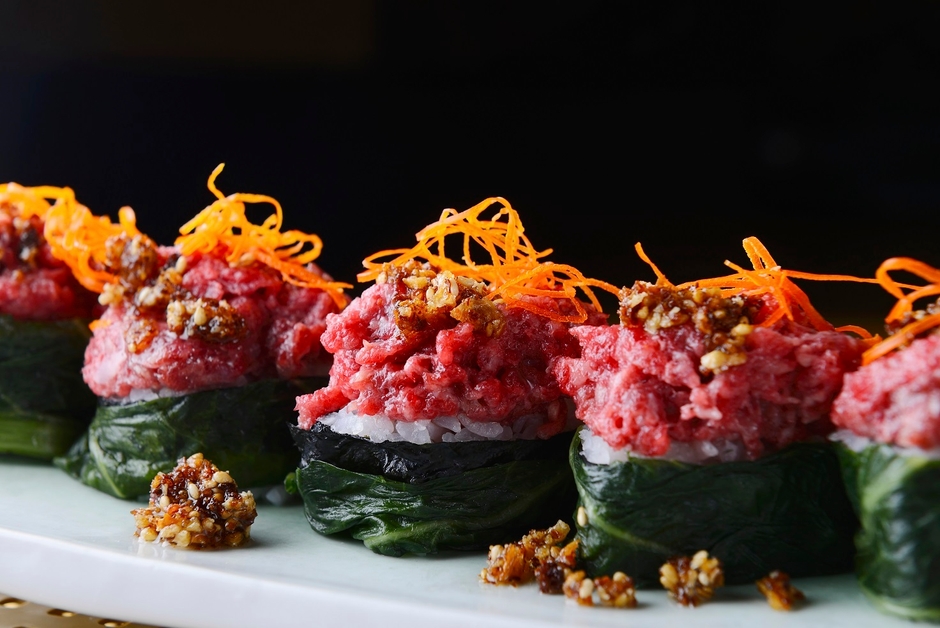 菅乃屋　銀座通り店：一口馬肉の高菜寿司