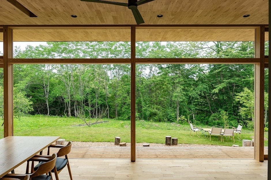 獣道がある森を間近に臨む客室