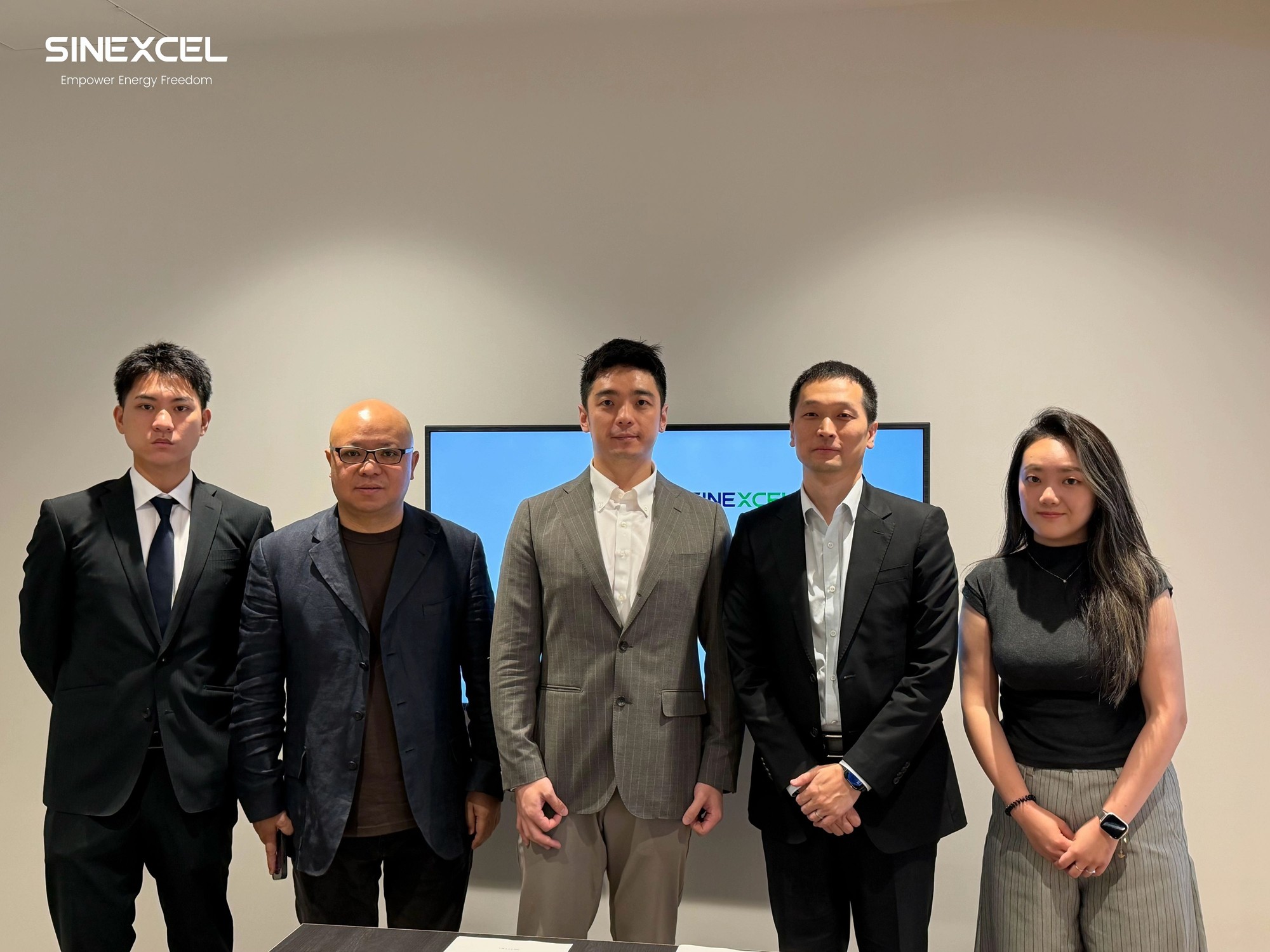 SINEXCEL、東京のナムチャバルワと大型BESSで提携 2MW/8MWh級8基が稼働、50件超の国内実績を基盤にPCS供給・保守まで共同展開
