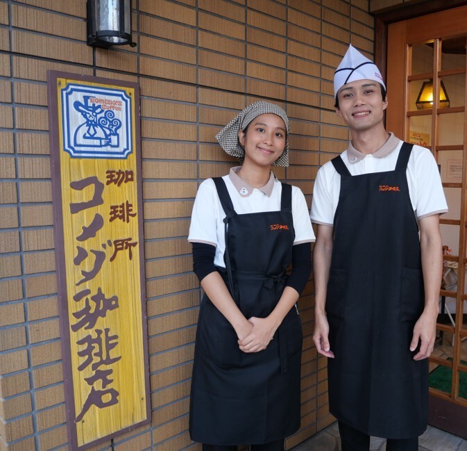 日本国内の店舗で研修をするスタッフ