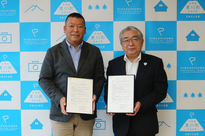 青山メディカルグループ 代表 岡田宗修氏(左)、松岡市郎東川町長(右)