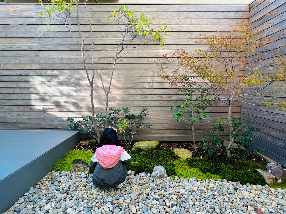 植栽を見守る成長した長女E様の可愛い後ろ姿