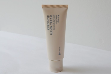 日本の森から生まれたアロマ「yuica」 あなたの手と心を癒す恵み 『KUROMOJI HAND CREAM』新発売