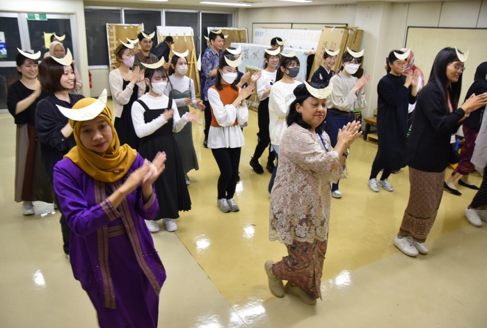 インドネシアのダンスを一緒に踊って交流