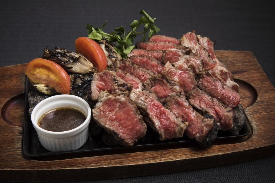 「氷温熟成牛の溶岩石グリル~ポルチーニのソース~」