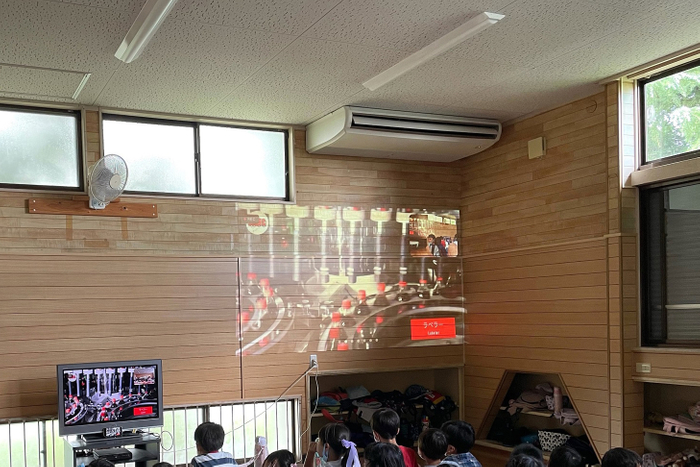 福岡県宗像市学童保育受託施設でのオンライン工場見学の様子