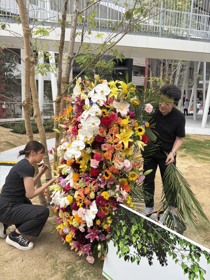 福岡県産を中心とした花々と熊本の胡蝶蘭で制作