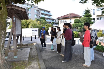 橦木館前の公園で町並みについて説明を聞く