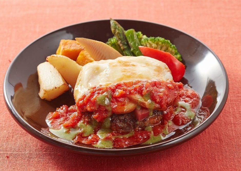 豪州産プレミアムビーフ100%ハンバーグ 燻製モッツァレラと濃厚トマトソース