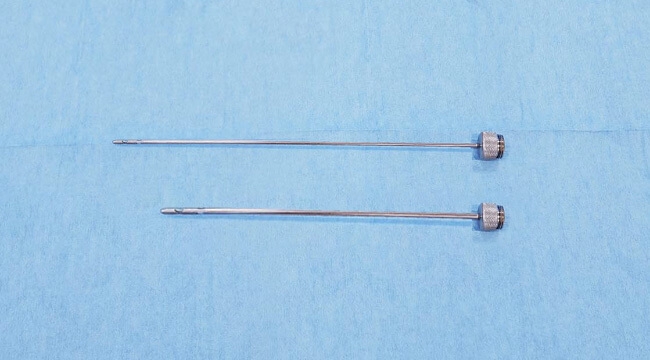 脂肪吸引の手術で用いるカニューレ。通常は真っ直ぐのものが使用される。