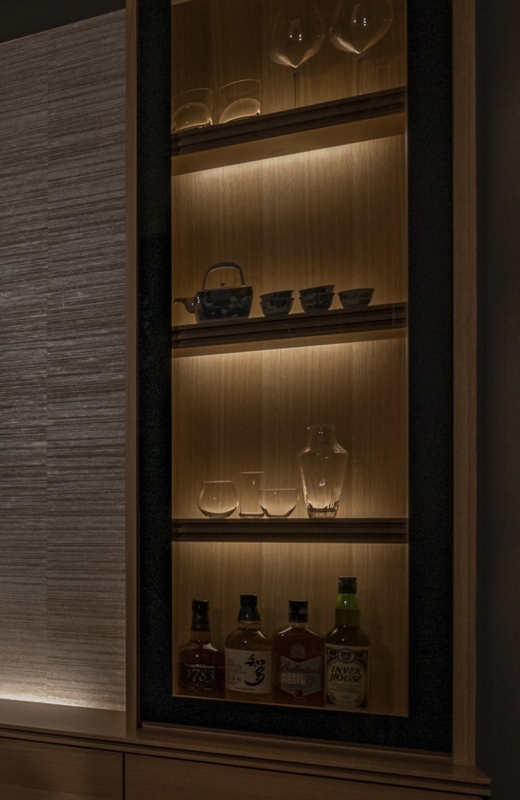 間接照明でライトアップされたディスプレイ棚