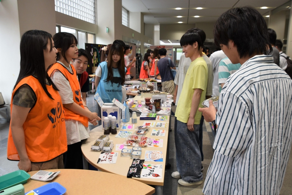 ずらりとそろった岩泉町の物産品