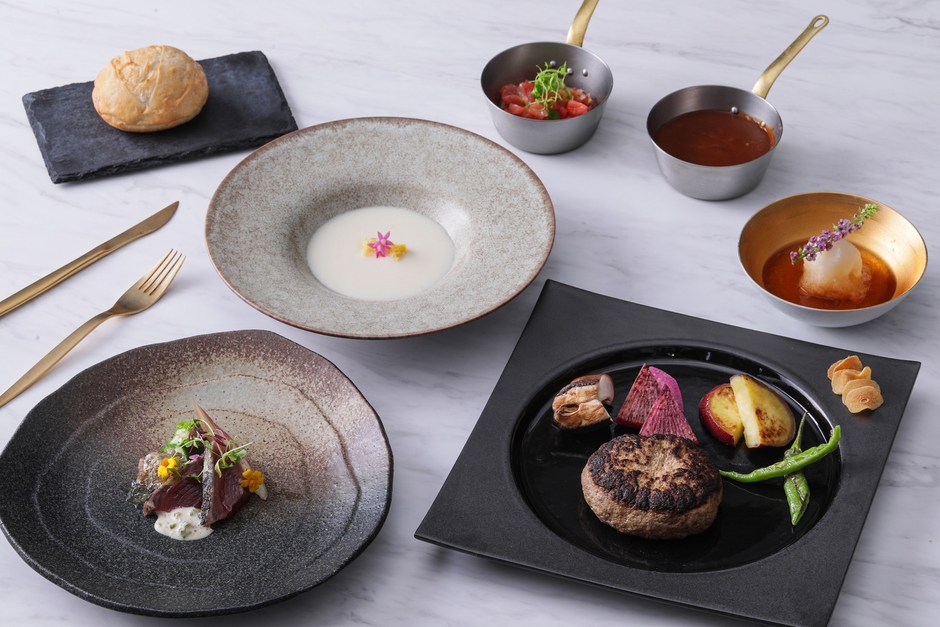 選べるハンバーグソース: 3日間煮込み深いコクのある味わいに仕上げた“特製デミグラスソース”、鰹節、焼昆布、醤油、橙酢をブレンドし1週間寝かせ旨味とまろやかな味わいを引き出した“特製ポン酢”、青唐がらしがアクセントの“ガーリックトマトソース”の3種類からお選び頂けます