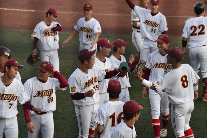 １回戦に勝利し、笑顔を見せる選手たち