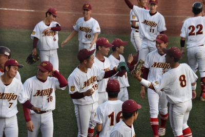 １回戦に勝利し、笑顔を見せる選手たち