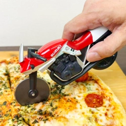 ●1000個限定生産●SUZUKI KATANA 型ピザカッター「ピザカッターナ」レッド 、予約販売開始！