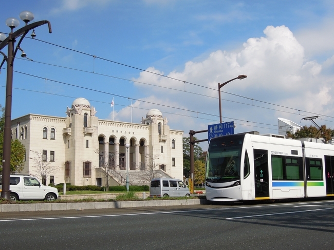 豊橋市公会堂と路面電車