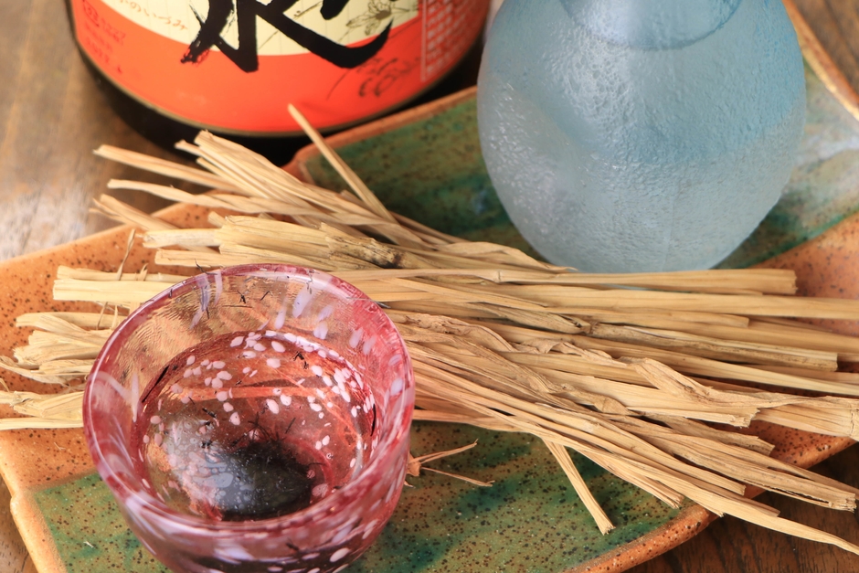 日本酒の藁焼きは、柔らかな藁の香りが楽しめる当店オリジナルの一杯。