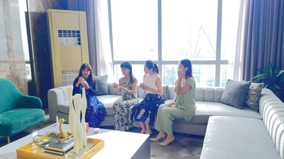 参加者一人ひとりの肌の悩みに応えながら行う使用体験会