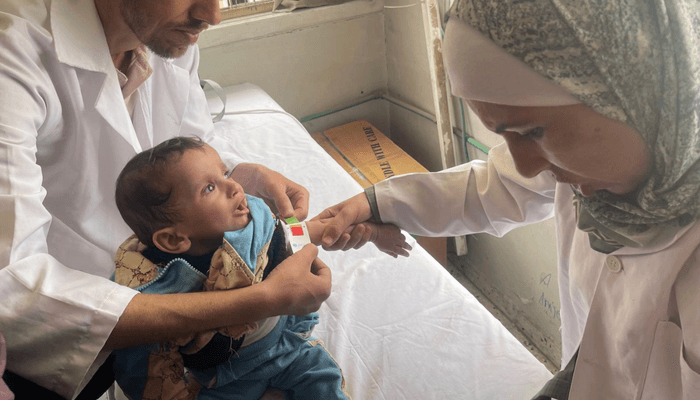 ガザ診療所で栄養状態を検査