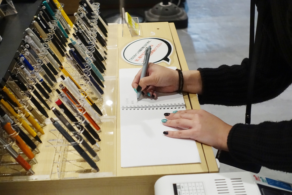 メンバーたちと次々に握手するお客様(前回の様子)