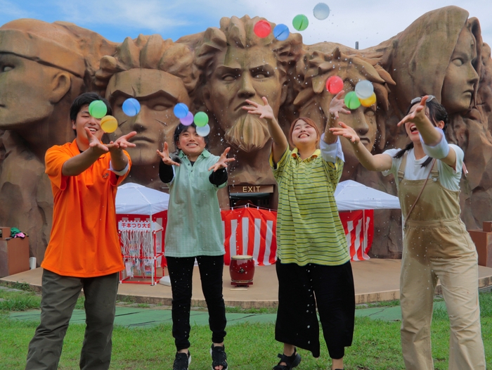 ▲水風船でびしょ濡れになれ!