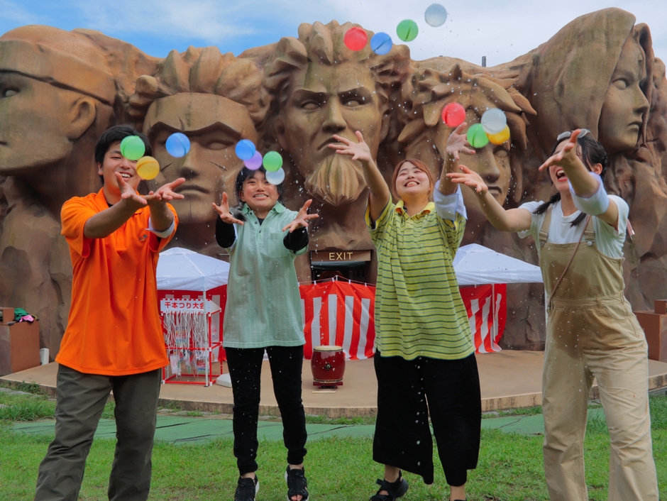 ▲水風船でびしょ濡れになれ!