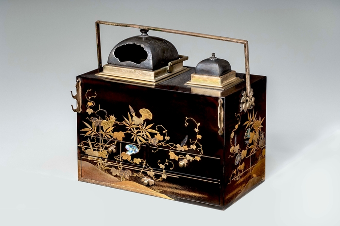 Photo.01 朝顔蒔絵螺鈿手付きたばこ盆