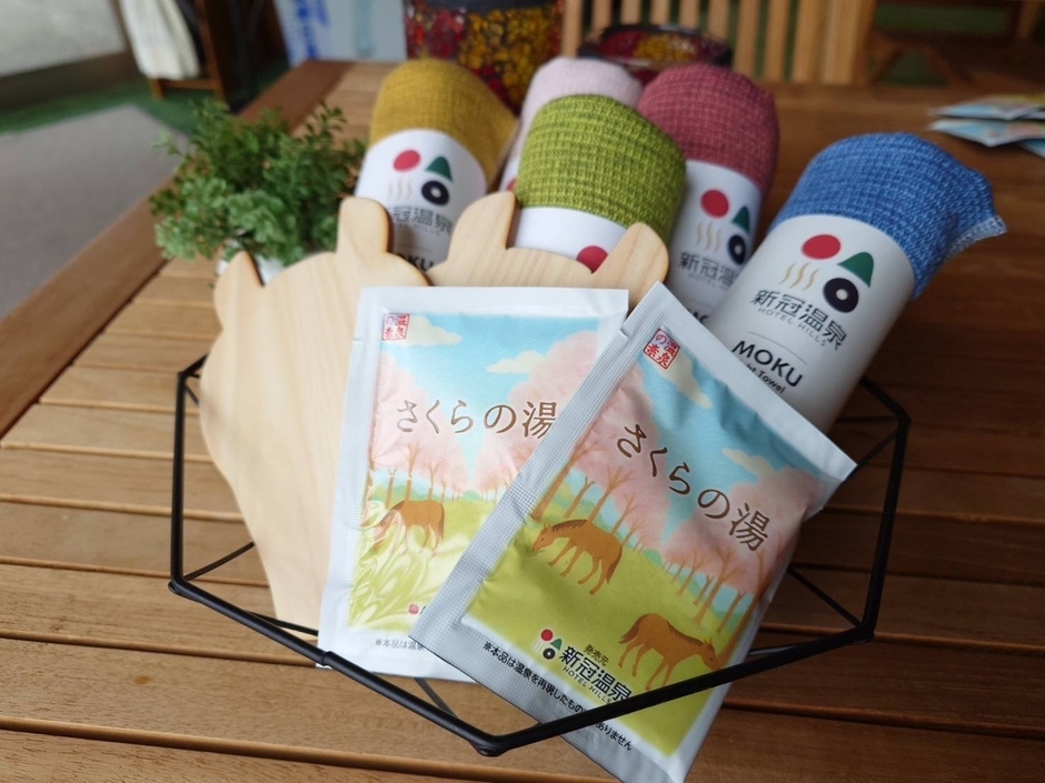 オリジナルグッズ3種(新冠温泉オリジナルのMOKUタオル、ひのき馬、オリジナル入浴剤)