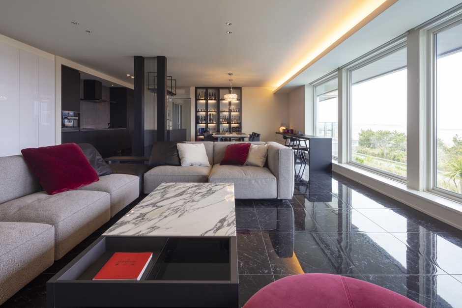 LDKと窓際に設けられたカウンターでは海を眺めながら仕事をすることも