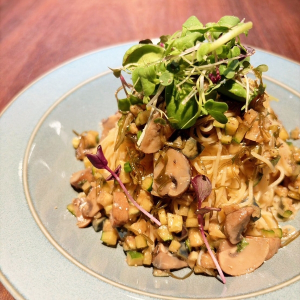 マッシュルームと山形DASHIの冷製ゼンブヌードル（サラダ付き）／1,700円