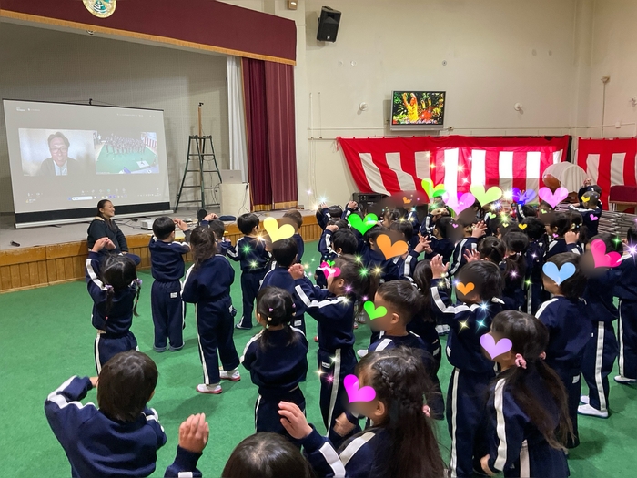 園児が踊る「パッパ パイナップル!」