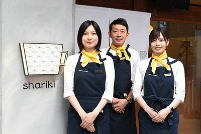 車力店舗外観とスタッフ