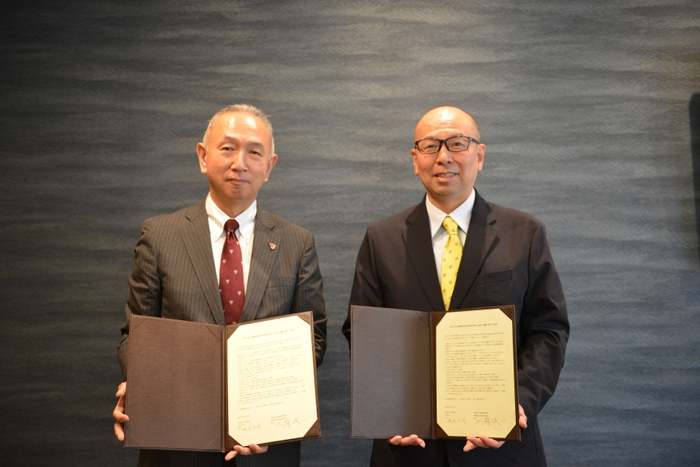 上智大学 曄道学長（左）と静岡聖光学院中学校・高等学校 小山副校長（右）