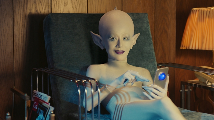 夜のモーテルにて。ちっちゃい宇宙人女将から、地球人へのメッセージとは?