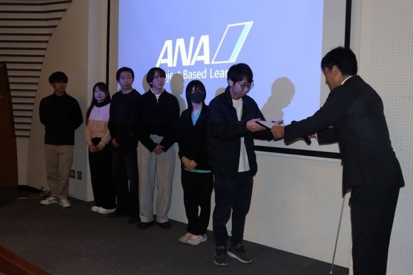 同じく表彰状を受け取る上廻さん