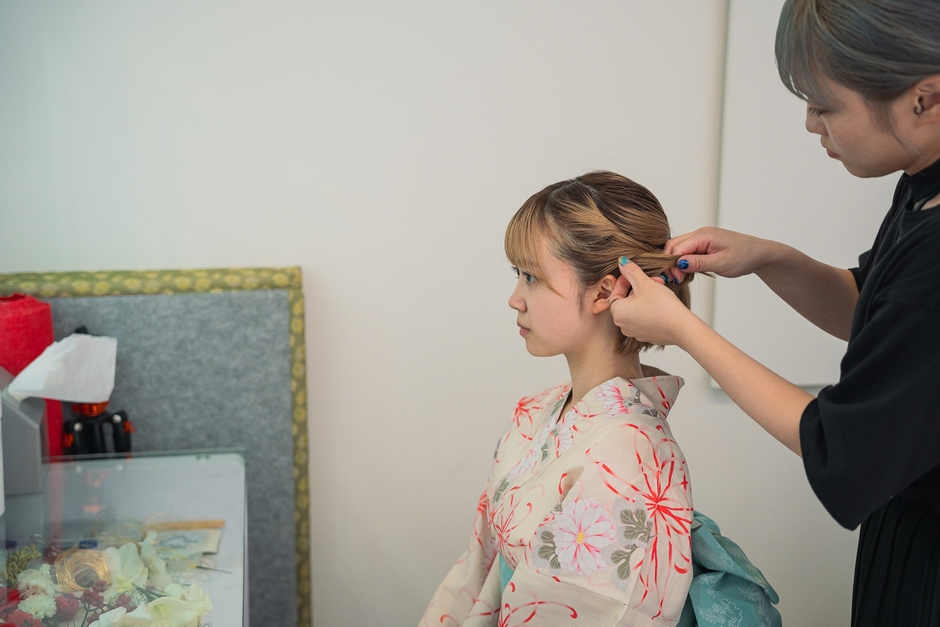 お祭り前にヘアセットを施している様子