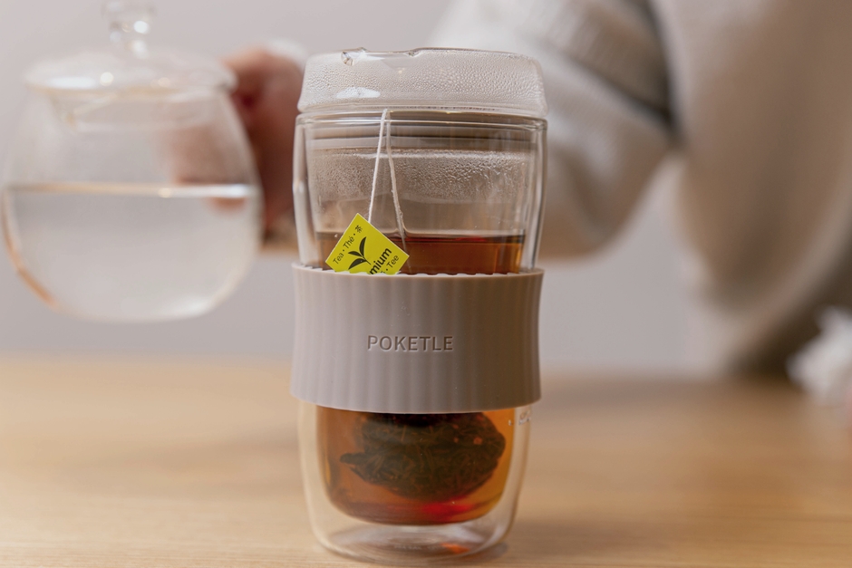 ガラス製なのに、ダブルウォール構造なので、保温性にも優れています。ティーバッグの紅茶など温かい飲み物も長く温かくお召し上がりいただけます。