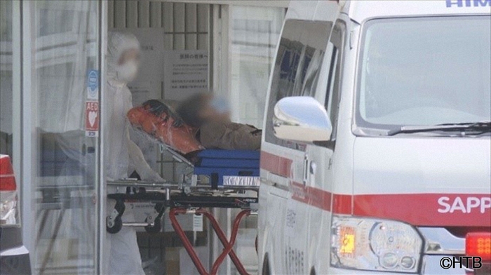 テレメンタリー2020「介護崩壊~救えなかったクラスター~」より、病院に運ばれる入居者