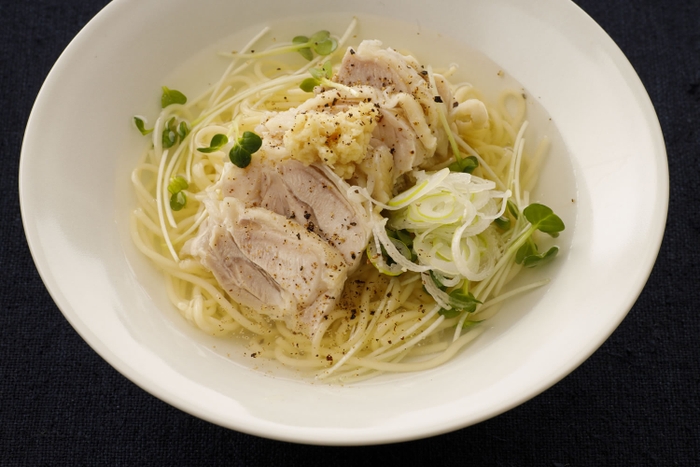 「冷やし鶏塩そば」：もも肉のうまみと香味野菜の香りがなじんだ風味満点のゆで汁にしっかりと塩をきかせて。