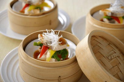 鮪と野菜の蒸(せい)籠(ろ)蒸し サーテー醤ソース(ディナー限定)