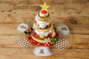 「カフェ アクイーユ」からクリスマスパンケーキが登場！ 北欧のおもちゃをテーマに苺とヨーグルトクリームを使用